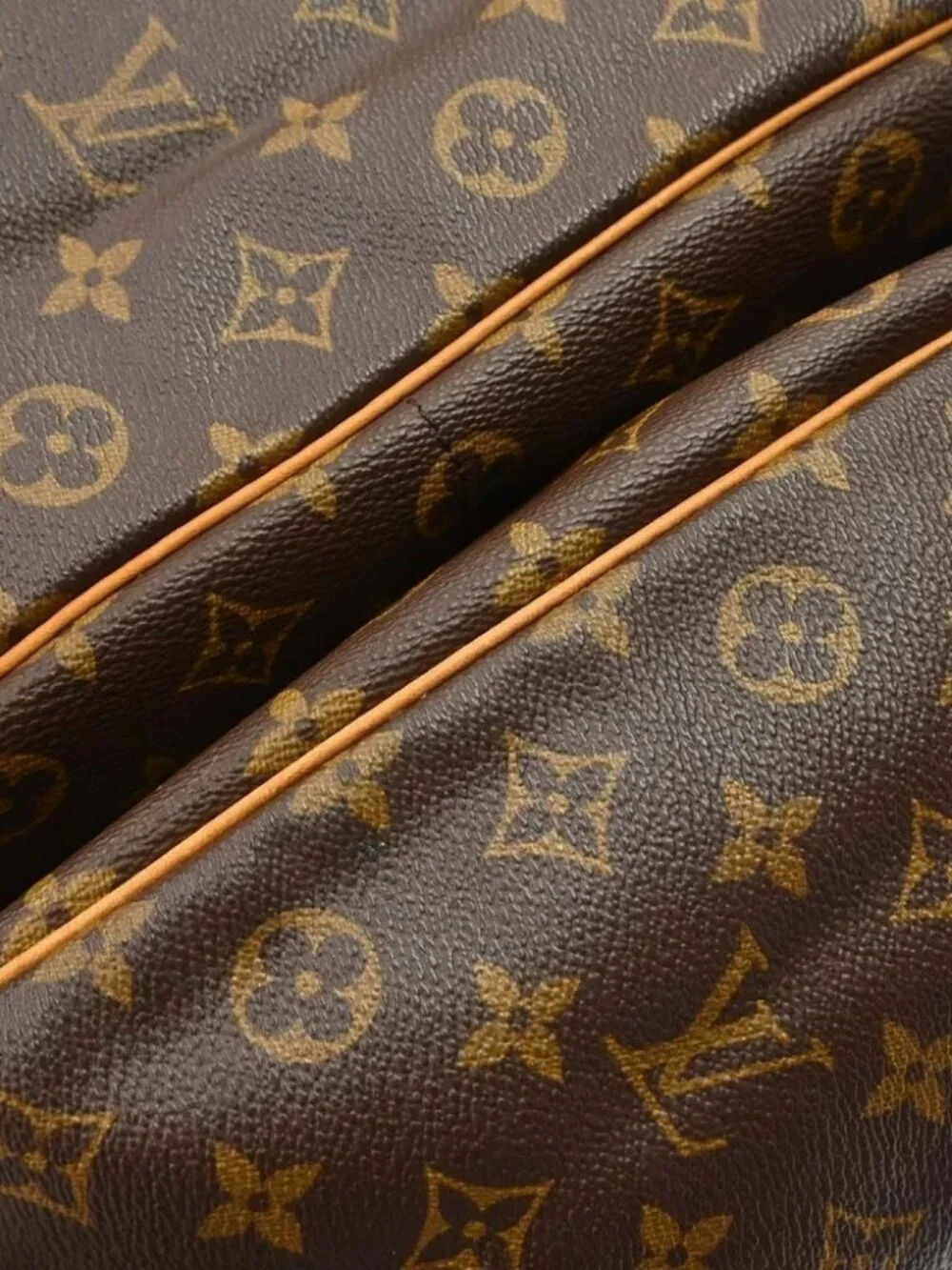 Louis Vuitton outside 	ab